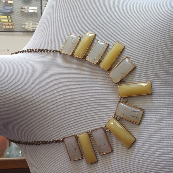 Jewelry - Elegant statement necklace in yellow and white